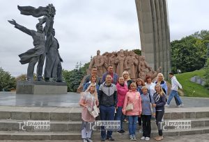 Около арки люди
